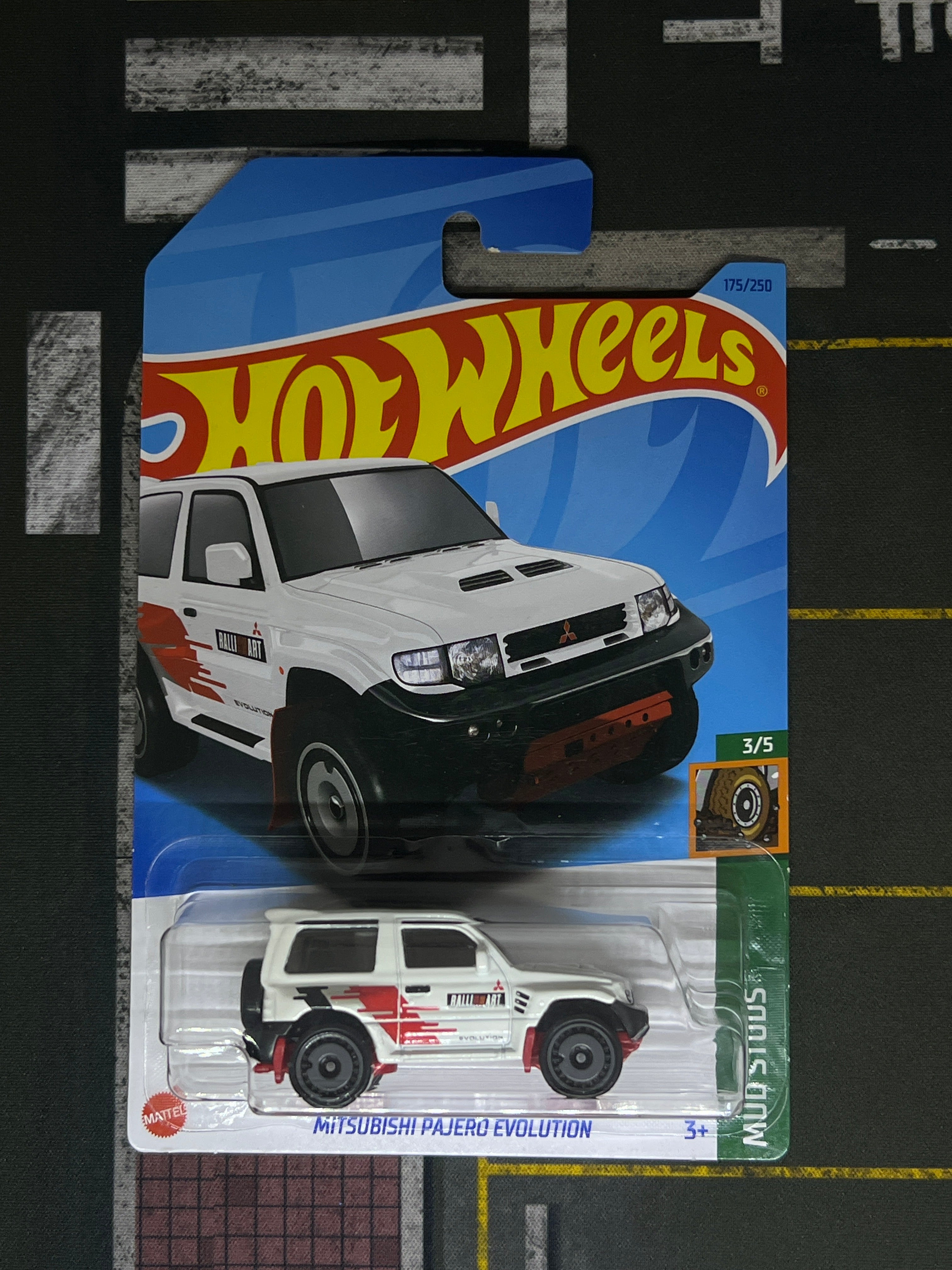 Mitsubishi Pajero Evolution (White)